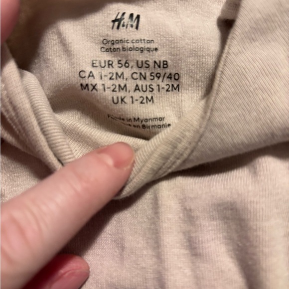 H&M Organic Cotton Baby Bodysuit in Cream - Picture 2 of 2
